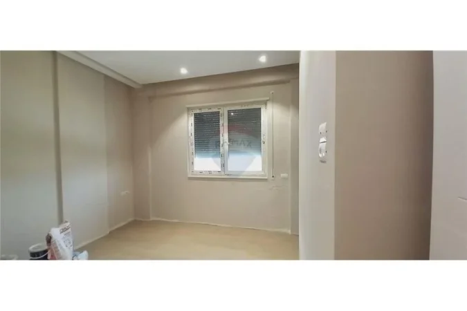 Tirane, jepet me qera ambjent biznesi Kati 3, 110 m² 550 € (Jepet me qira ambjent per zyra tek rreth rrotullimi i Kinostudios)