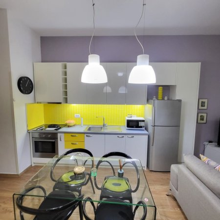 Tirane, jepet me qera apartament 2+1+Ballkon Kati 3, 90 m² 700 € (VASIL SHANTO / STADIUMI DINAMO)