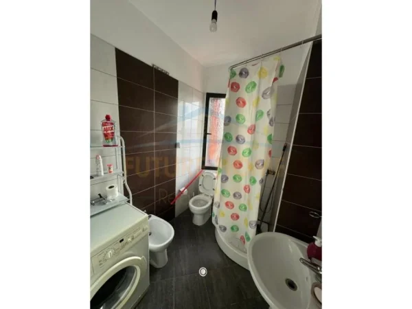 Tirane, jepet me qera apartament 1+1+Ballkon Kati 7, 66 m² 350 € (Unaza e Re)