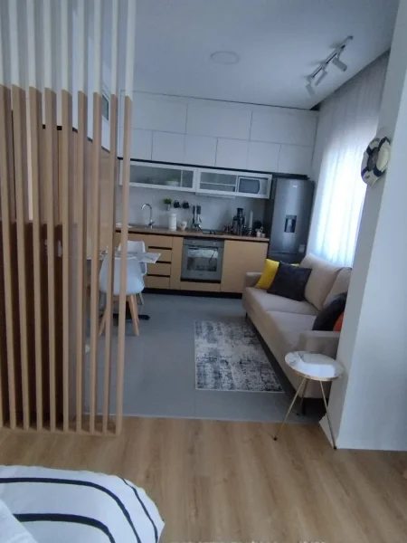 Jepet me qira ditore apartament ne Pogradec buze liqenit ne qendër te qytetit