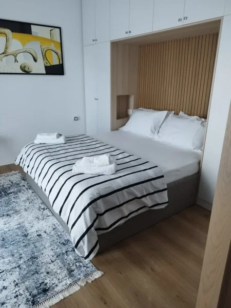 Jepet me qira ditore apartament ne Pogradec buze liqenit ne qendër te qytetit
