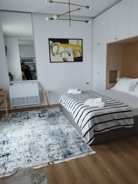 Jepet me qira ditore apartament ne Pogradec buze liqenit ne qendër te qytetit