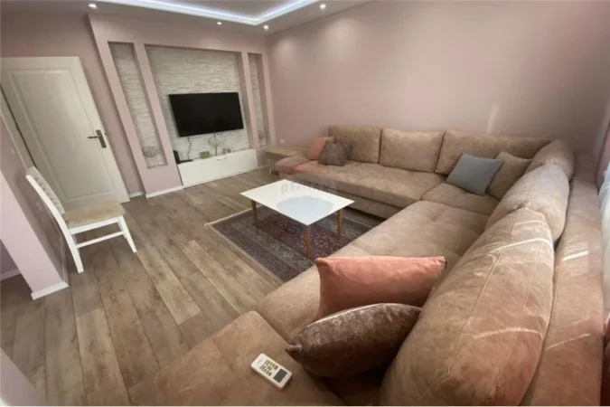 Tirane, jepet me qera apartament 1+1 Kati 4, 70 m² 550 € (21 Dhjetori)