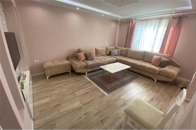 Tirane, jepet me qera apartament 1+1 Kati 4, 70 m² 550 € (21 Dhjetori)