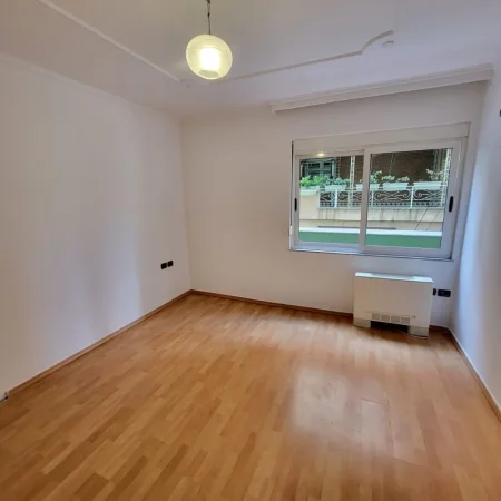 Tirane, jepet me qera ambjent biznesi Kati 2, 174 m² 1.600 € (Bllok)