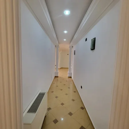 Tirane, jepet me qera ambjent biznesi Kati 2, 174 m² 1.600 € (Bllok)