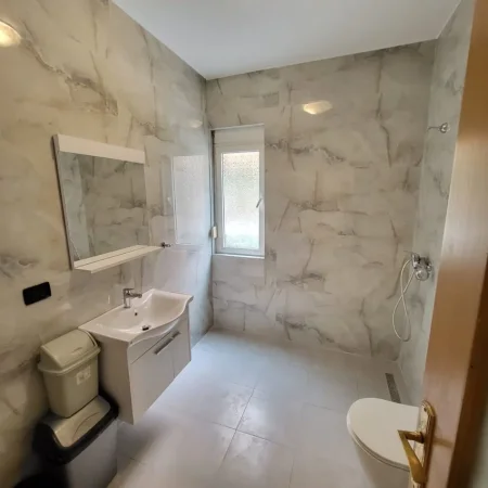 Tirane, jepet me qera ambjent biznesi Kati 2, 174 m² 1.600 € (Bllok)