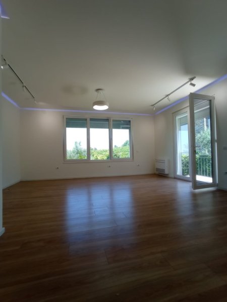 Tirane, jepet me qera Vile 4+1+Aneks+Ballkon Kati 2, 250 m² 2.000 € (Lunder)