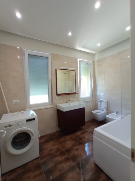 Tirane, jepet me qera Vile 4+1+Aneks+Ballkon Kati 2, 250 m² 2.000 € (Lunder)