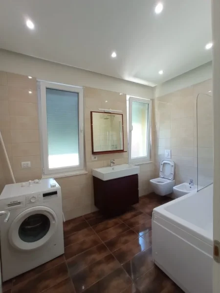 Tirane, jepet me qera Vile 4+1+Aneks+Ballkon Kati 2, 250 m² 2.000 € (Lunder)