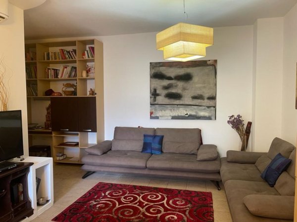 Tirane, jepet me qera apartament 2+1+Ballkon Kati 14, 75 m² 500 € (Bulevardi zogu i 1, prane kafe new york)