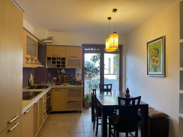 Tirane, jepet me qera apartament 2+1+Ballkon Kati 14, 75 m² 500 € (Bulevardi zogu i 1, prane kafe new york)