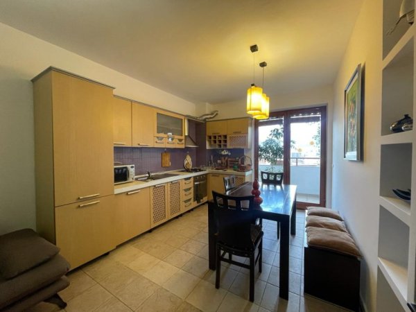 Tirane, jepet me qera apartament 2+1+Ballkon Kati 14, 75 m² 500 € (Bulevardi zogu i 1, prane kafe new york)