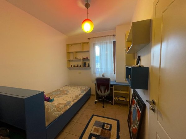 Tirane, jepet me qera apartament 2+1+Ballkon Kati 14, 75 m² 500 € (Bulevardi zogu i 1, prane kafe new york)
