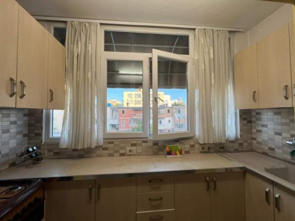 Tirane, jepet me qera apartament 2+1+Ballkon Kati 5, 450 € (Prane ish Restorant Durresit)