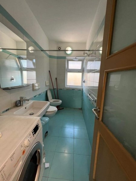 Tirane, jepet me qera apartament 2+1+Ballkon Kati 5, 450 € (Prane ish Restorant Durresit)
