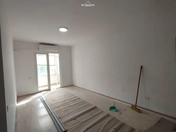 Tirane, jepet me qera zyre Kati 2, 140 m² 1.000 € (rruga e durresit)