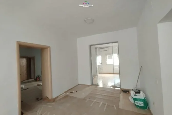 Tirane, jepet me qera zyre Kati 2, 140 m² 1.000 € (rruga e durresit)