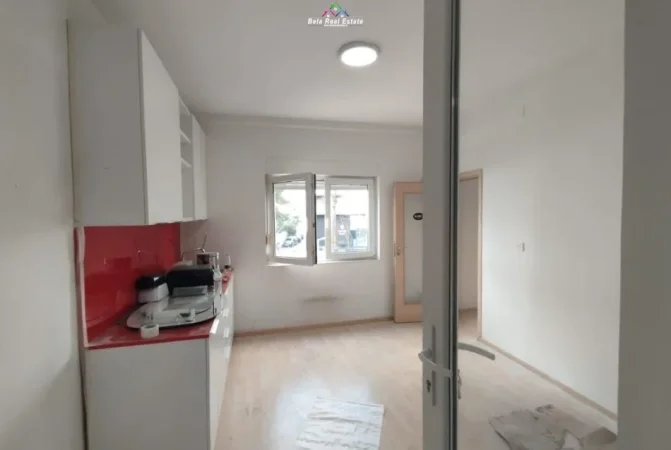 Tirane, jepet me qera zyre Kati 2, 140 m² 1.000 € (rruga e durresit)