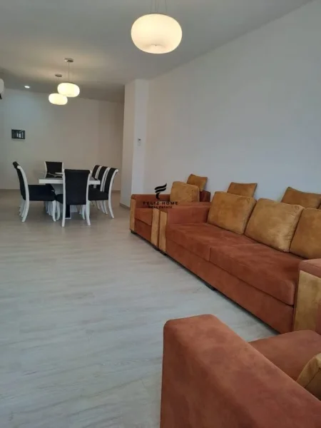 Tirane, jepet me qera apartament 2+1 Kati 4, 100 m² 700 € (QENDER)