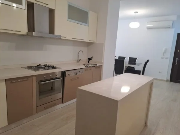Tirane, jepet me qera apartament 2+1 Kati 4, 100 m² 700 € (QENDER)