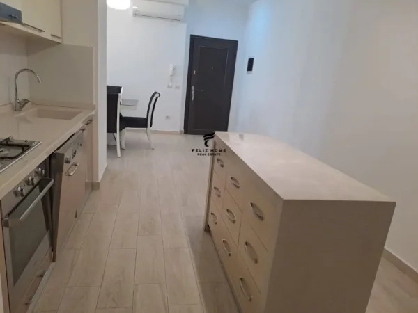 Tirane, jepet me qera apartament 2+1 Kati 4, 100 m² 700 € (QENDER)