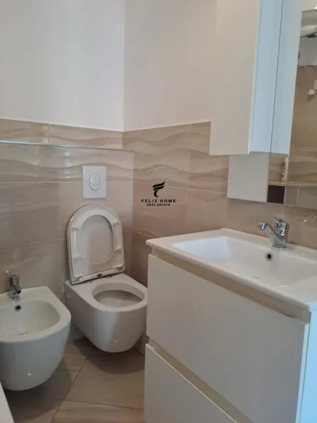 Tirane, jepet me qera apartament 2+1 Kati 4, 100 m² 700 € (QENDER)