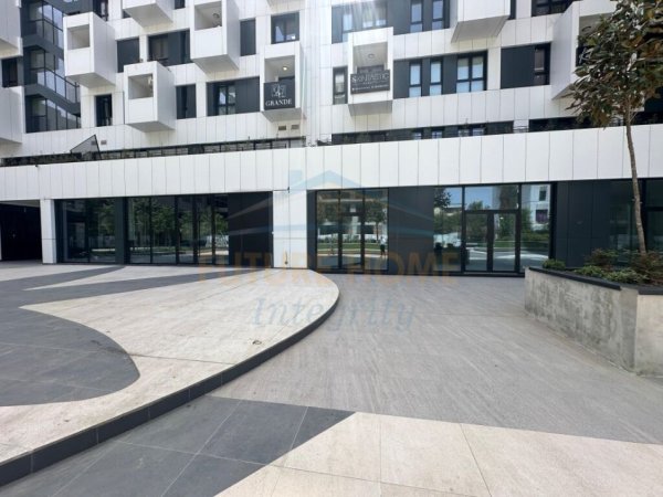 Tirane, jepet me qera ambjent biznesi Kati 0, 173 m² 3.000 € (Kompleksi Square 21)