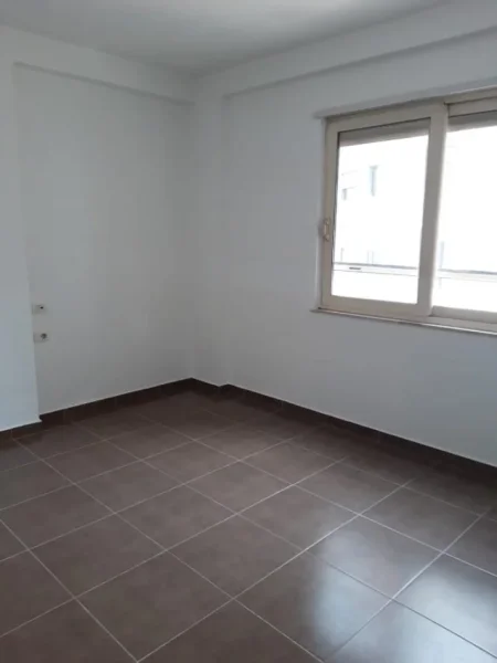 Tirane, jepet me qera apartament 2+1+Ballkon Kati 4, 400 € (Astir)