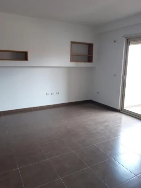 Tirane, jepet me qera apartament 2+1+Ballkon Kati 4, 400 € (Astir)