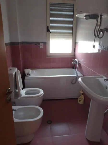 Tirane, jepet me qera apartament 2+1+Ballkon Kati 4, 400 € (Astir)