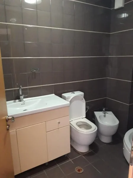 Tirane, jepet me qera apartament 2+1+Ballkon Kati 4, 400 € (Astir)