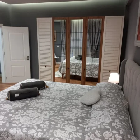 Tirane, jepet me qera apartament 1+1 Kati 3, 70 m² 700 € (Bllok)