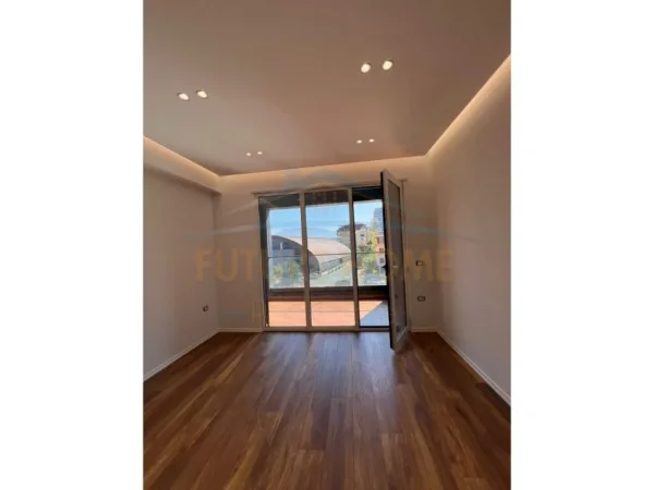 Tirane, jepet me qera apartament 2+1 Kati 4, 128 m² 1.200 € (Komuna e Parisit)