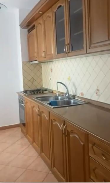 Tirane, jepet me qera apartament 2+1 Kati 3, 90 m² 350 € (Kthesa e Kamzes)
