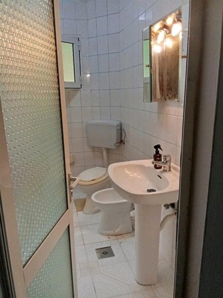 Tirane, jepet me qera apartament 2+1+Ballkon Kati 4, 80 m² 450 € (OXHAKU)