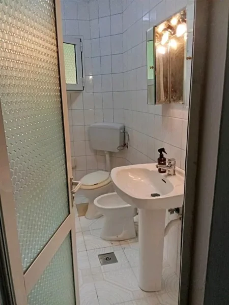 Tirane, jepet me qera apartament 2+1+Ballkon Kati 4, 80 m² 450 € (OXHAKU)