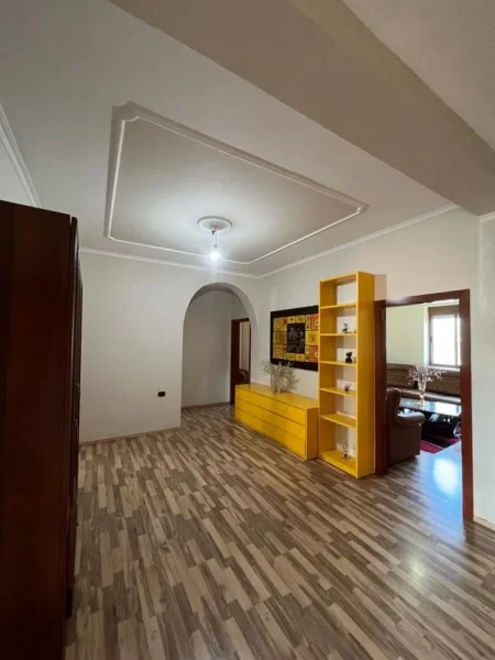 Tirane, jepet me qera apartament 3+1 Kati 3, 180 m² 400 € (Yzberisht)