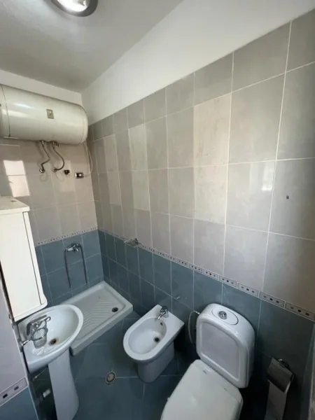 Tirane, jepet me qera apartament 3+1 Kati 3, 180 m² 400 € (Yzberisht)