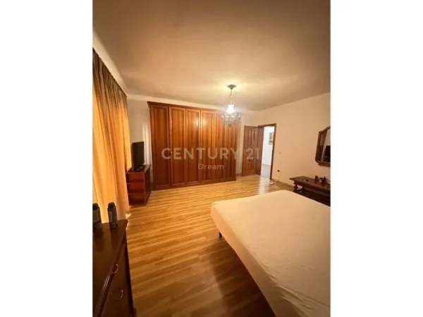 Tirane, jepet me qera apartament Kati 6, 156 m² 800 € 