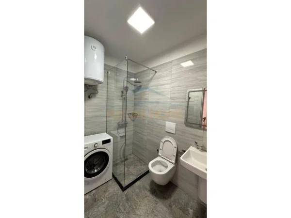 Tirane, jepet me qera apartament 1+1 Kati 2, 55 m² 500 € (SHKOLLA E KUQE)