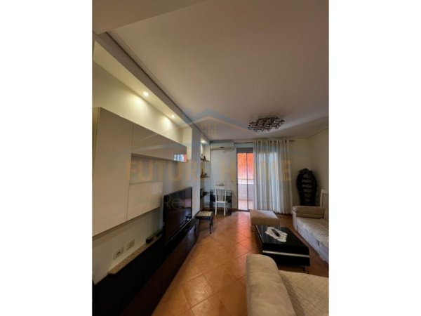 Tirane, jepet me qera apartament 2+1+Ballkon Kati 4, 107 m² 450 € (Rruga e Teleferikut ngjitut me Fiziken Berthamore)