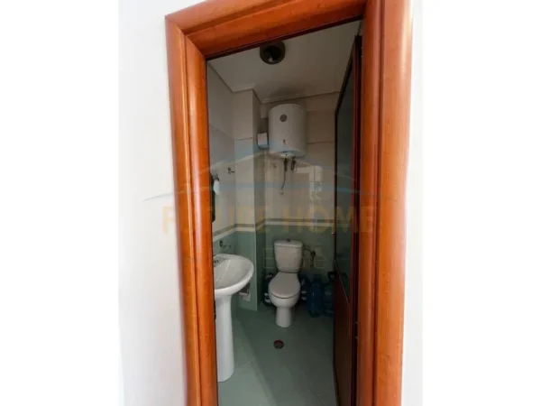 Tirane, jepet me qera apartament 2+1+Ballkon Kati 4, 107 m² 450 € (Rruga e Teleferikut ngjitut me Fiziken Berthamore)