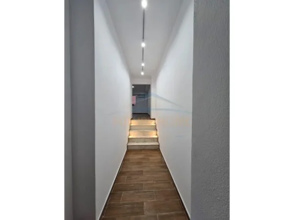 Tirane, jepet me qera Kati 1, 60 m² 450 € (21 DHJETORI)