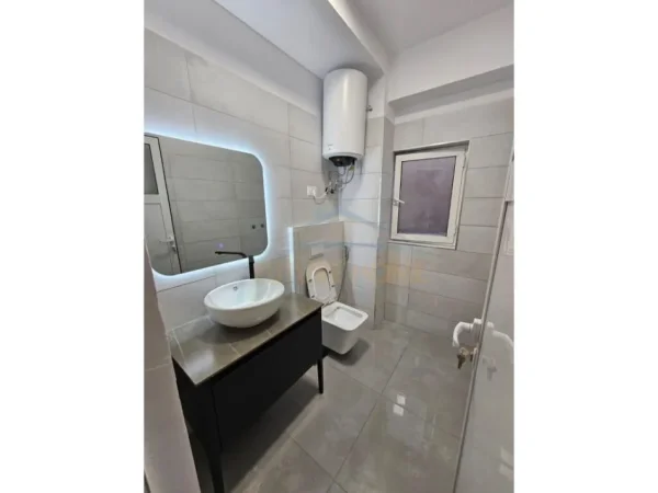 Tirane, jepet me qera Kati 1, 60 m² 450 € (21 DHJETORI)