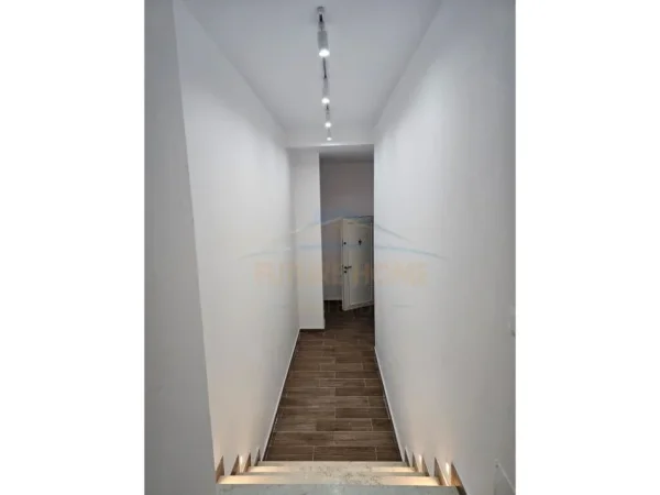 Tirane, jepet me qera Kati 1, 60 m² 450 € (21 DHJETORI)