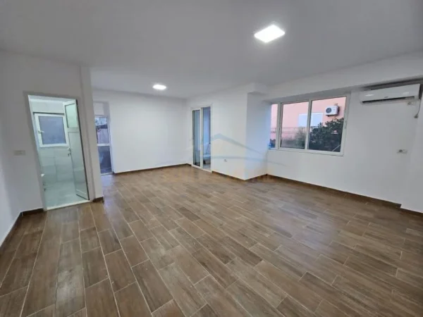 Tirane, jepet me qera Kati 1, 60 m² 450 € (21 DHJETORI)