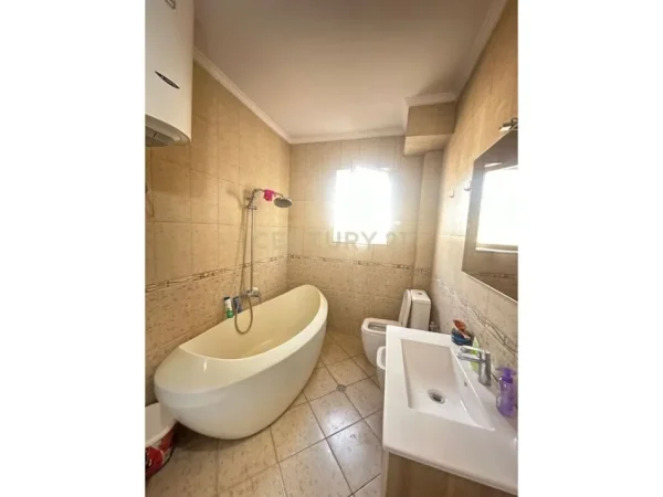 Tirane, jepet me qera apartament 2+1 Kati 6, 158 m² 800 € (komuna e parisit)