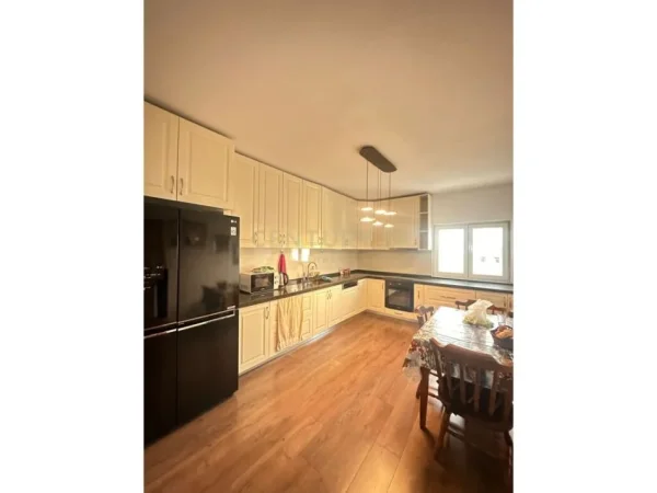 Tirane, jepet me qera apartament 2+1 Kati 6, 158 m² 800 € (komuna e parisit)