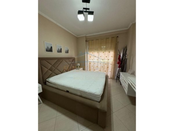 Tirane, jepet me qera apartament 1+1+Ballkon Kati 2, 80 m² 550 € (Komuna e Parisit)